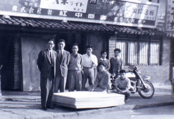 1951年当時の京都店（左端が創業者：中村正作）