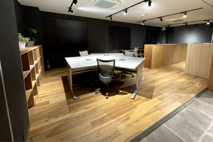 なんばオフィス | 固定席、木材の床材使用例