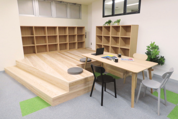 名古屋オフィス | ミーティングスペース、国産材を使用した小上がりスペース